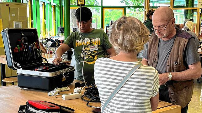 Im Reparaturcafé Bad Dürrheim bringen sich Geflüchtete aktiv mit handwerklichem Geschick ein und werden Teil des ehrenamtlichen Teams. ...