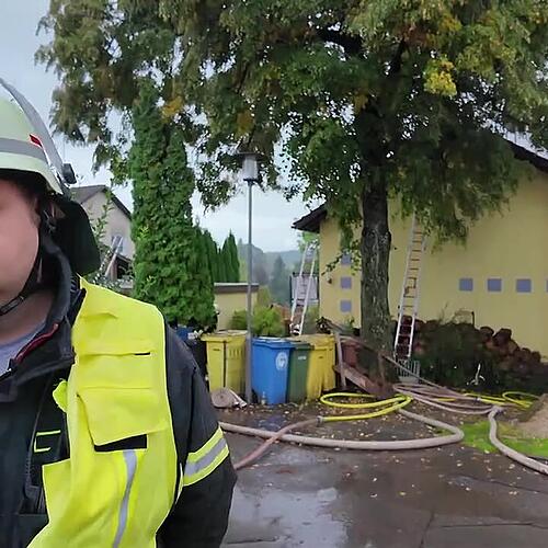 Wohnhaus steht in Flammen