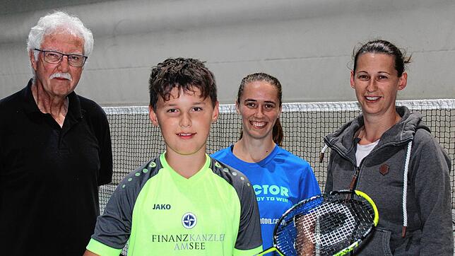 Matti Hintze (zweiter von links), das junge Badminton-Talent vom TV Jahn Zizenhausen, hat noch viel vor in seiner Karriere. Oskar ...