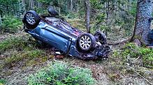 Mit einer Seilwinde zog die Feuerwehr Bonndorf den Unfallwagen wieder auf die Straße.