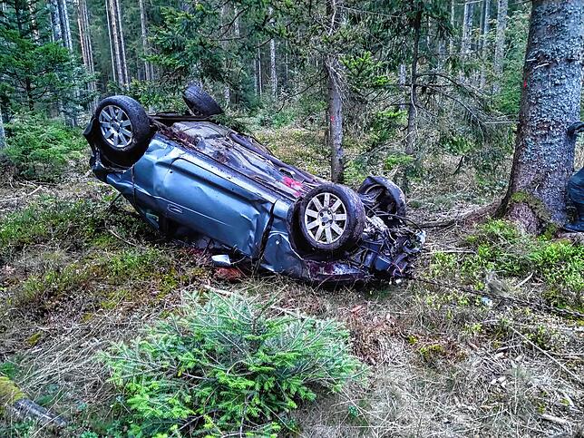 Mit einer Seilwinde zog die Feuerwehr Bonndorf den Unfallwagen wieder auf die Straße.