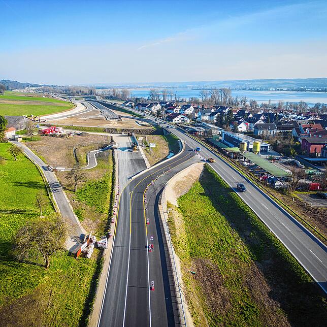 Auf Höhe des Bereichs Tafelholz (hier links zu sehen) werden Autofahrer von der Umleitung wieder auf die alte Trasse der B33 umgelenkt.