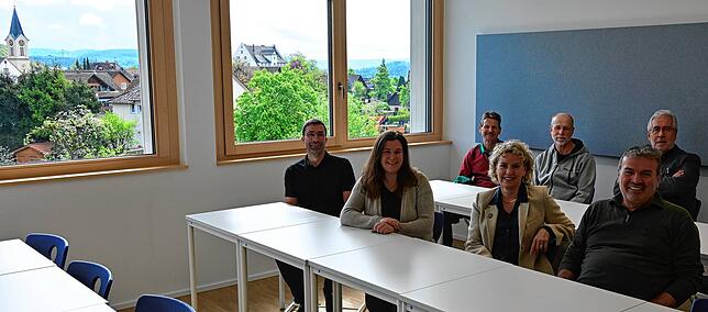 Erste Sitzprobe im neuen, modernen Schulbau mit Blick auf die ortsbildprägenden Gebäude Kirche und Schloss. Von links: Heiko Moritz, ...
