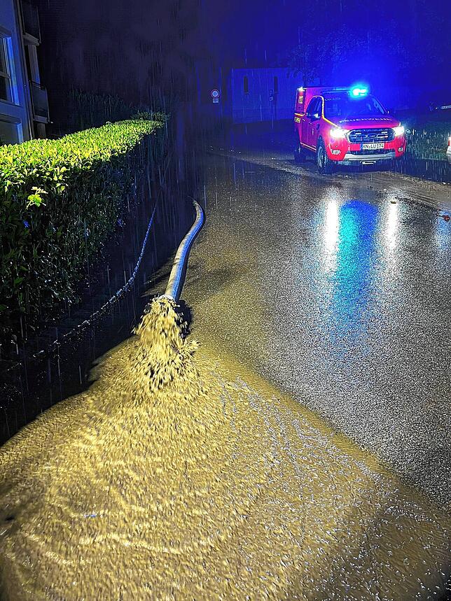 Die Feuerwehr Bodman pumpt das schlammige Wasser aus Tiefgarage und Keller.