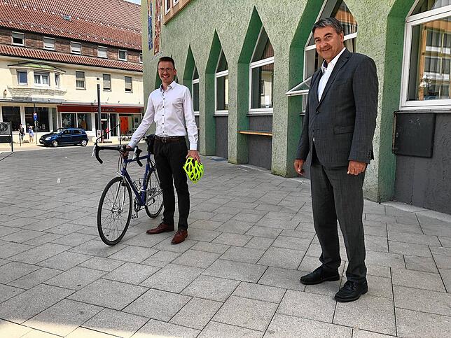 Ansgar Kundinger, 26, geboren in Düren, wohnhaft in Rottweil, ist seit dem 1. Juni 2020 Mobilitätsmanager in VS. Mit ihm auf dem Bild ...