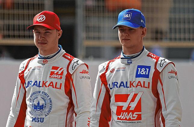 Werden voraussichtlich keine Freunde mehr: Mick Schumacher (rechts) vom Haas F1 Team und sein russsischer Teamkollege Nikita Mazepin. ...
