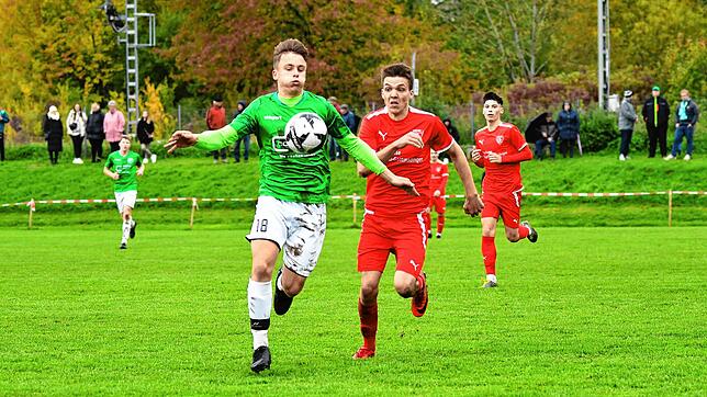 Maximilian Richter (links, DJK Donaueschingen) erkämpft sich den Ball gegen Jan Faude (SC Gottmadingen-Bietingen). Die DJK verteidigt ...