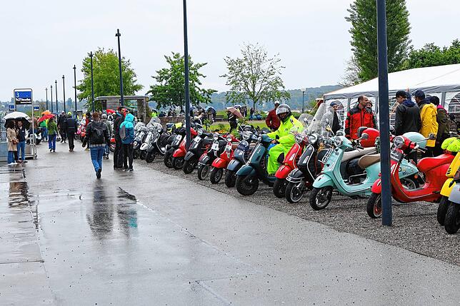 Bild 5: Vespa-Treffen am Bodensee: Am Kreuzlinger Hafen kommen drei Nationen zusammen