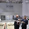ZIM-Geschäftsführer Peter Zimmermann und Yunari Omori (Japan Airlines) besiegeln den Vertrag. Bild: ZIM Flugsitz