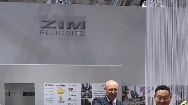 ZIM-Geschäftsführer Peter Zimmermann und Yunari Omori (Japan Airlines) besiegeln den Vertrag. Bild: ZIM Flugsitz