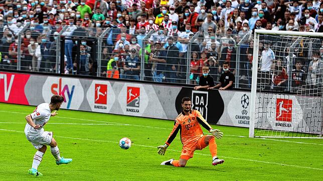 Der Ausgleich zum 1:1. Der Kölner Jan Uwe Thielmann lässt Münchens Schlussmann Sven Ulreich keine Chance.