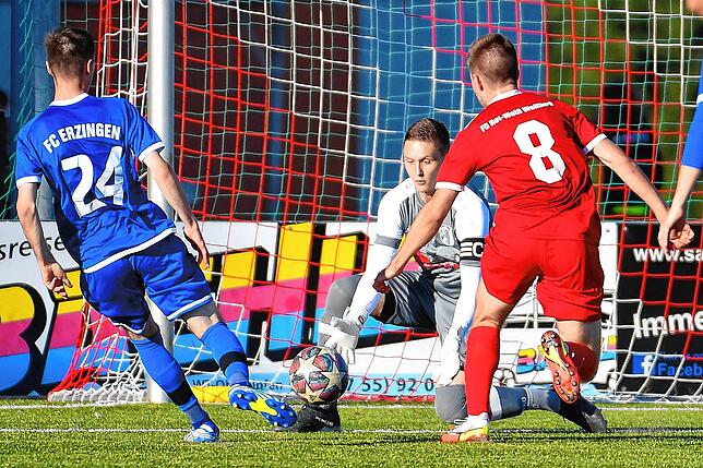 Bild 13: Spitzenreiter FC Erzingen setzt sich mit 5:0 beim FC RW Weilheim durch &ndash; und wir haben die Bilder!