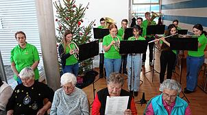 Die Jugendkapelle Schwenningen unter der Leitung von Antonie Fritz spielt beim Adventsseniorennachmittag der Gemeinde zur Unterhaltung ...