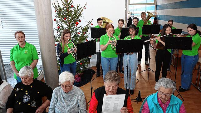 Die Jugendkapelle Schwenningen unter der Leitung von Antonie Fritz spielt beim Adventsseniorennachmittag der Gemeinde zur Unterhaltung ...