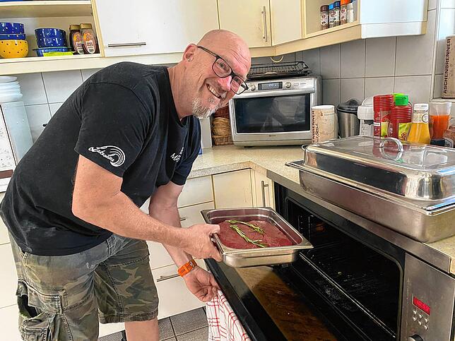 Der erste Schritt bei großen Stücken Fleisch: der Backofen. Dort wird die sizilianische Wasserbüffelhüfte für zwei Stunden bei 80 Grad ...