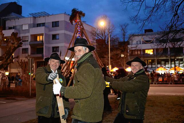 Bild 38: In Petershausen steht der Narrenbaum! Alle Fotos vom Freitagabend