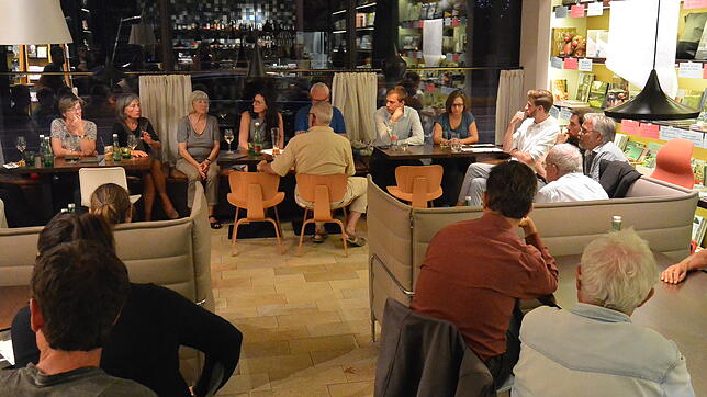 Die SPD Friedrichshafen hat zum Salon Rouge ins Café Gessler geladen, um über die Gestaltung von Uferpark und Innenstadt zu diskutieren.