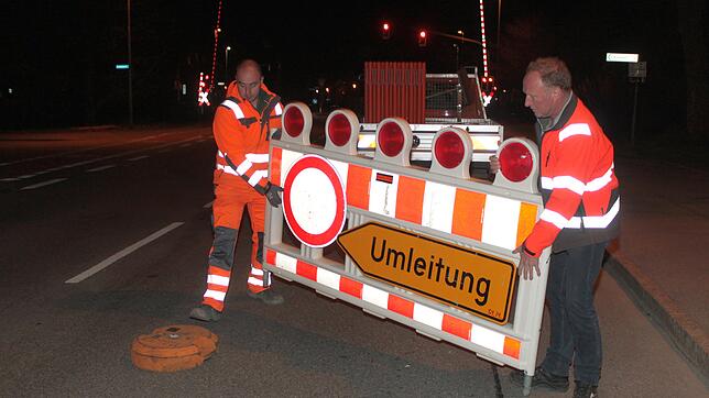 Donnerstagabend 20.10 Uhr: Bauhofmitarbeiter Philipp Großhardt und Bauhofleiter Stefan Mutter stellen Baustellenabsperrungen und ...