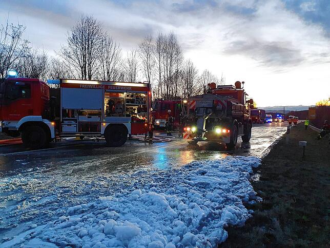 Bild 14: Bilder von Einsatz und Bergung auf der B 31: E-Autos brennen