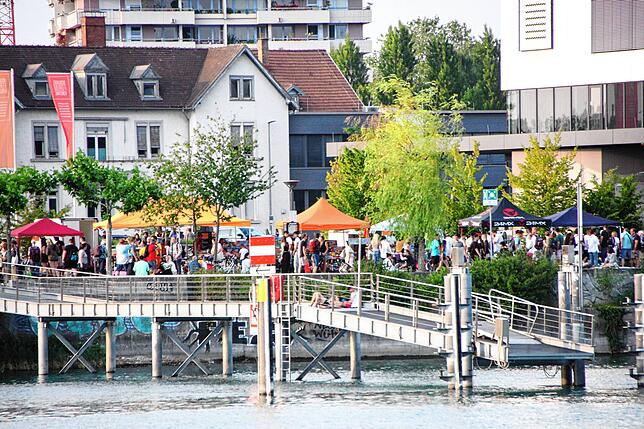 Bild 5: Run auf den großen Flohmarkt mit mehr als 1000 Ständen in Konstanz