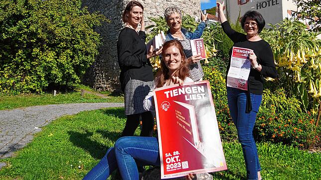 Da geht&lsquo;s rauf zu &bdquo;Tiengen liest&ldquo;. Der Storchenturm ist einer der fünf Veranstaltungsorte am 28. Oktober. Von links: ...
