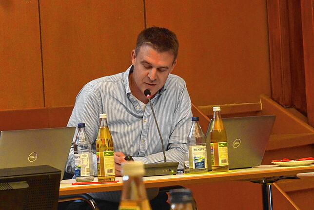 Kämmerer Matthias Herrmann kündigt Kreditaufnahmen an.