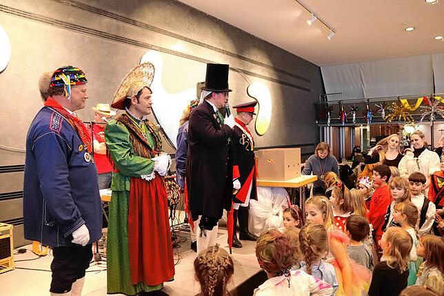 Narrenvater Achim Friesenhagen stimmt den Narrenspruch &bdquo;Hoorig isch&lsquo; die Katz&ldquo; an. Die Kinder steigen sofort lauthals ...