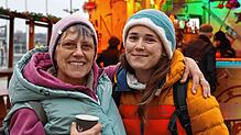 Birgit (links) und Maja Landowne besuchen den Häfler Weihnachtsmarkt. Die beiden haben bereits schwäbische Käsespätzle gegessen, ...