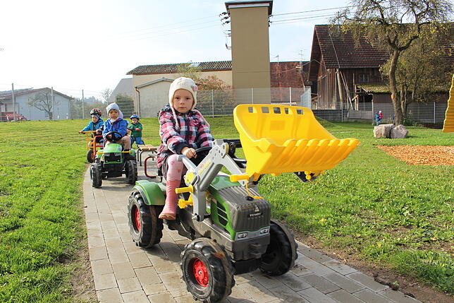 Die Absperrung zur Wiese ist weg, jetzt kann auf dem Rund-Parcours mit den Fahrzeugen auch mal überholt werden. Lina dreht eine Runde ...