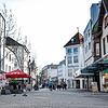 Das Bild spricht Bände: Die Singener August-Ruf-Straße ist kaum belebt, weil die meisten Einzelhandelsgeschäfte und Gaststätten derzeit ...