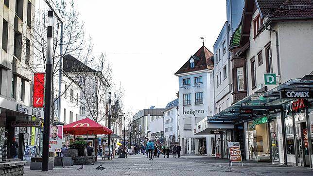 Das Bild spricht Bände: Die Singener August-Ruf-Straße ist kaum belebt, weil die meisten Einzelhandelsgeschäfte und Gaststätten derzeit ...
