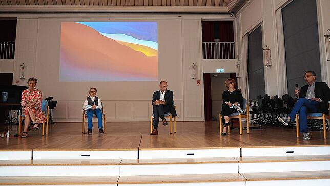 Große Runde zum Jubiläum: Marietta Schons, Abteilungsleitung Schulsozialarbeit (links) und ihr Co-Moderator Moritz (zweiter von links) ...