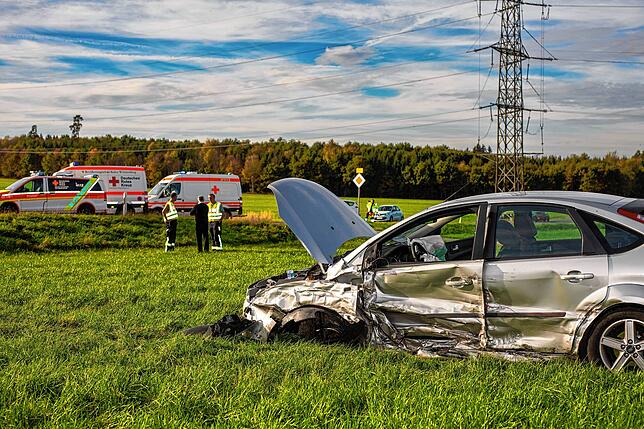 Bei dem schweren Unfall entstand Totalschaden an den beteiligten Autos.