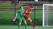 Starkes Spiel der SG Reichenau (Aaron Sättele, links) gegen den TSV Aach Linz (Rico Thum) beim 4:2-Erfolg.