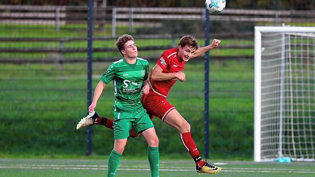 Starkes Spiel der SG Reichenau (Aaron Sättele, links) gegen den TSV Aach Linz (Rico Thum) beim 4:2-Erfolg.