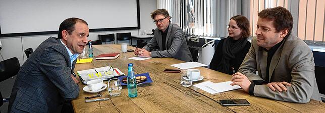 Mathias Auch (links), Leiter Agentur für Arbeit Bezirk Konstanz-Ravensburg, im Gespräch mit Walther Rosenberger (rechts), Catharina ...