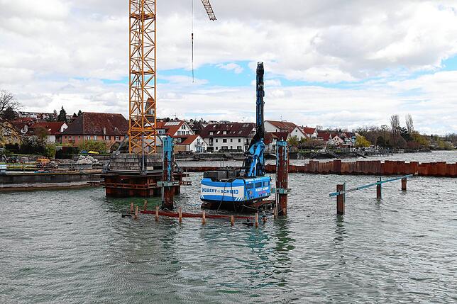 Eine Vibrationsramme steht im April 2024 auf einer schwimmenden Plattform steht, die am vorigen Osterwochenende in Seenot geraten war ...