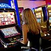 Eine Frau spielt am Automaten (Symbolbild). Der Glücksspielmarkt wächst, alleine im Kreis Waldshut werden fast 42 Millionen Euro ...