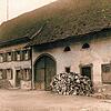 Das von Henke und Dempfle bewohnte Bauernhaus mit zwei Eingängen: Links Henke, rechts Dempfle. Rechts neben dem Scheunentor die zur ...