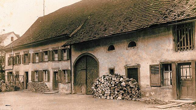 Das von Henke und Dempfle bewohnte Bauernhaus mit zwei Eingängen: Links Henke, rechts Dempfle. Rechts neben dem Scheunentor die zur ...