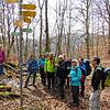 Wegewart Manfred Nägele erklärt, als geführte Wanderungen möglich waren, die Wegzeiger des Schwäbischen Albvereins Meßkirch.