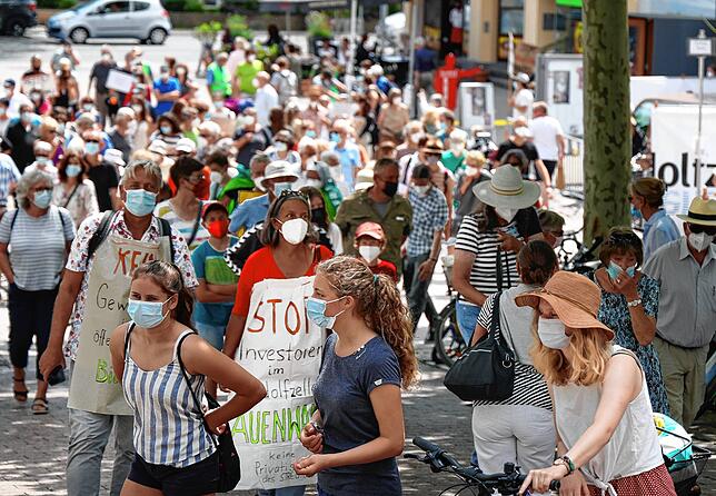 Gemischtes Teilnehmerfeld: Der Demonstrationszug von rund 150 Teilnehmern setzt sich am Seetorplatz in Bewegung.