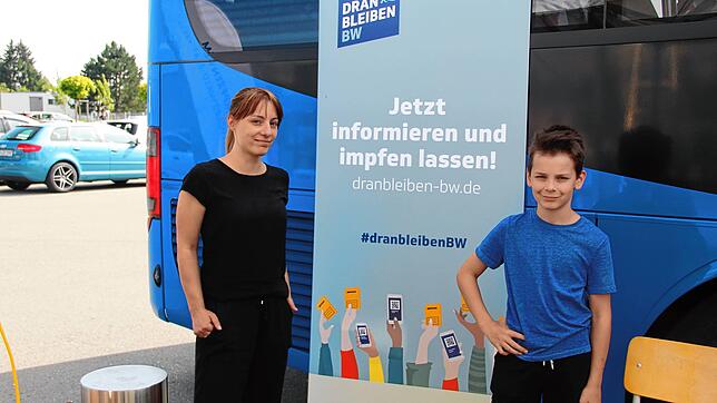Lennox Neumann (12) hat mitentschieden, sich gegen Corona impfen zu lassen. Seine Mutter Petra hat ihn zum Impfbus des Kreisimpfzentrums ...