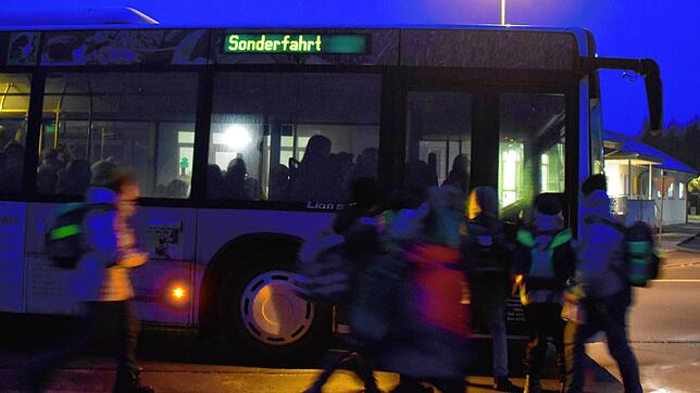 Schüler strömen zum Bus, hier aufgenommen Anfang des Jahres 2020. In Orsingen ist der Bus, der für die Grundschüler gedacht ist, morgens ...
