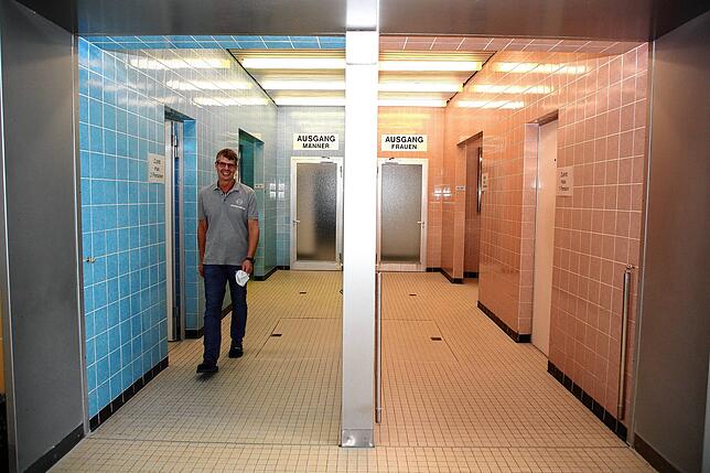 Die Jungs bitte durch den hellblauen Gang, die Mädchen durch den rosa Gang: Vieles im Singener Hallenbad ist so geblieben, wie bei der ...