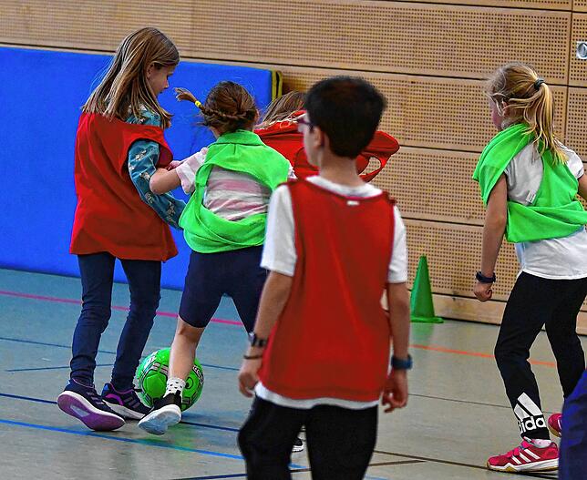 Spaß beim Fußball: Im Sportunterricht der „streetkickers39“ in Lörrach wird Teamgeist und Fairplay groß geschrieben.