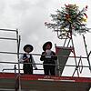 Die Zimmermannsleute Simon und Erwin Künstle (von links) sprechen hoch oben neben dem Richtbaum ihren feierlichen Spruch.