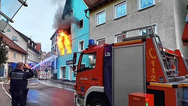 Aus dem ersten Stock des Gebäudes schlagen Flammen.
