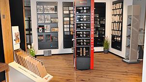 Im großen Showroom können sich die Kunden über Material und Optik von Türen informieren und an einem Bildschirm ihre Wunschtüren ...