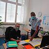 Konrektor Florian Kunemann ( links) und Schulleiter Johannes Briechle haben an der Singener Zeppelin-Realschule vor dem Schulstart noch ...